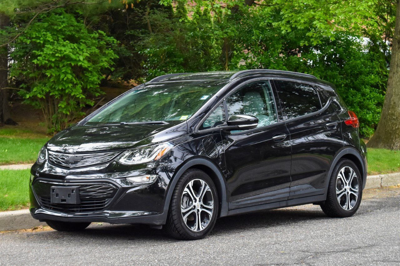 Used 2020 Chevrolet Bolt Premier w/ Infotainment Package FWD image 2