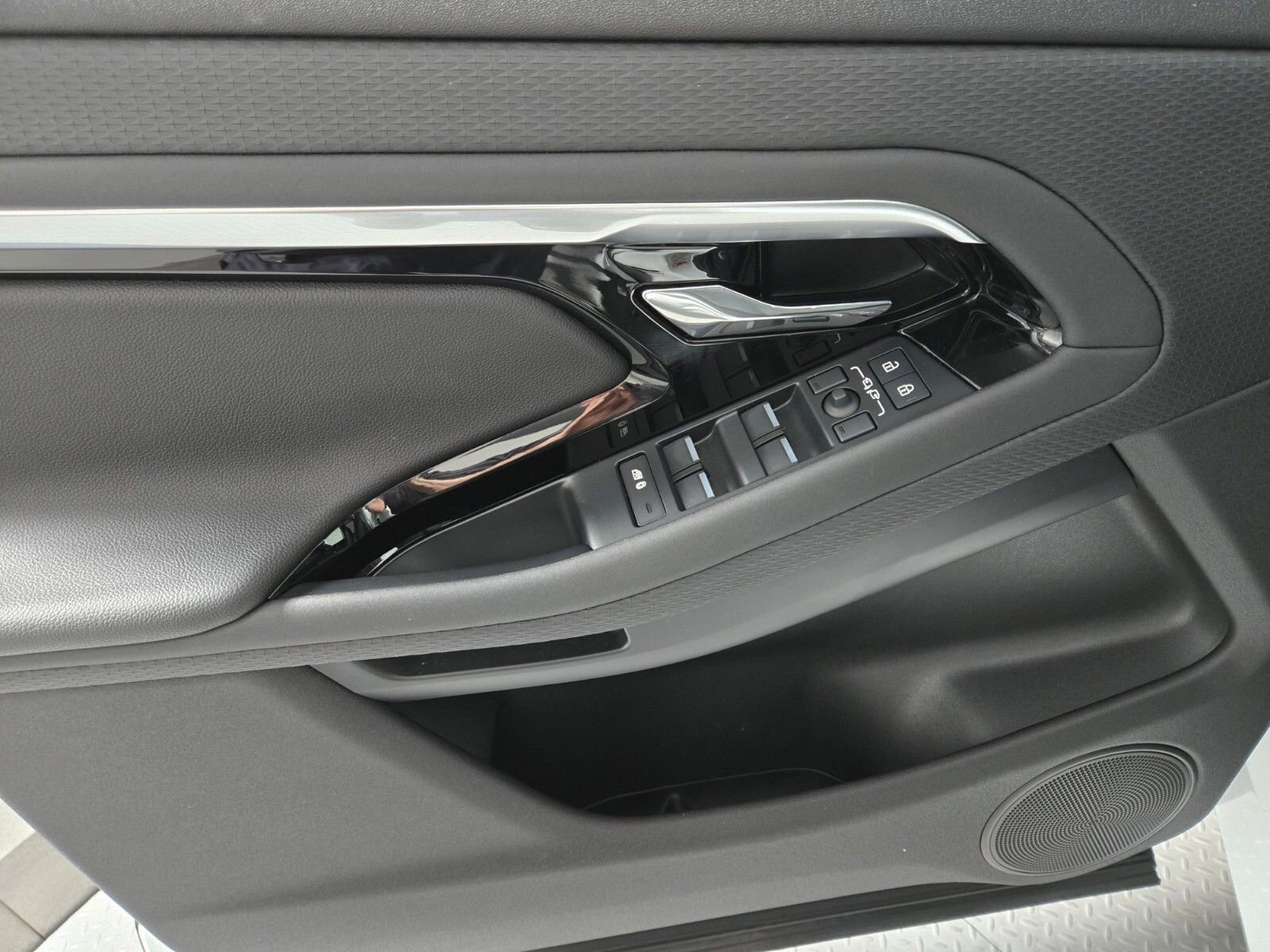 Used 2023 Land Rover Range Rover Evoque S image 21