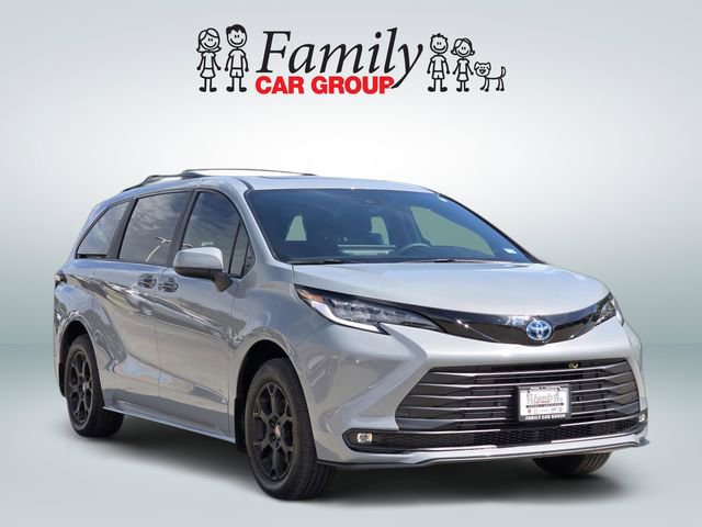 Used 2025 Toyota Sienna XLE Woodland Edition AWD/4WD image 2