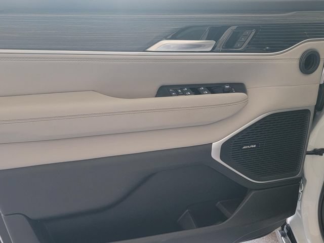 Certified 2023 Jeep Wagoneer L Series II AWD/4WD image 12