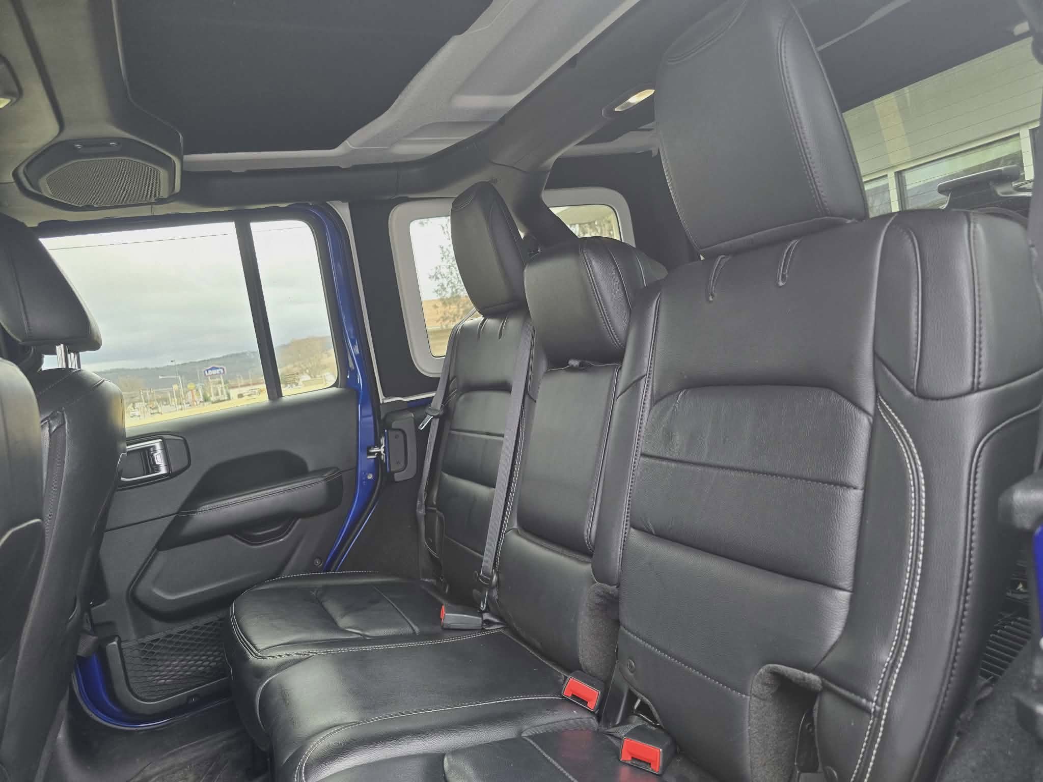 Used 2018 Jeep Wrangler Unlimited Sahara image 14