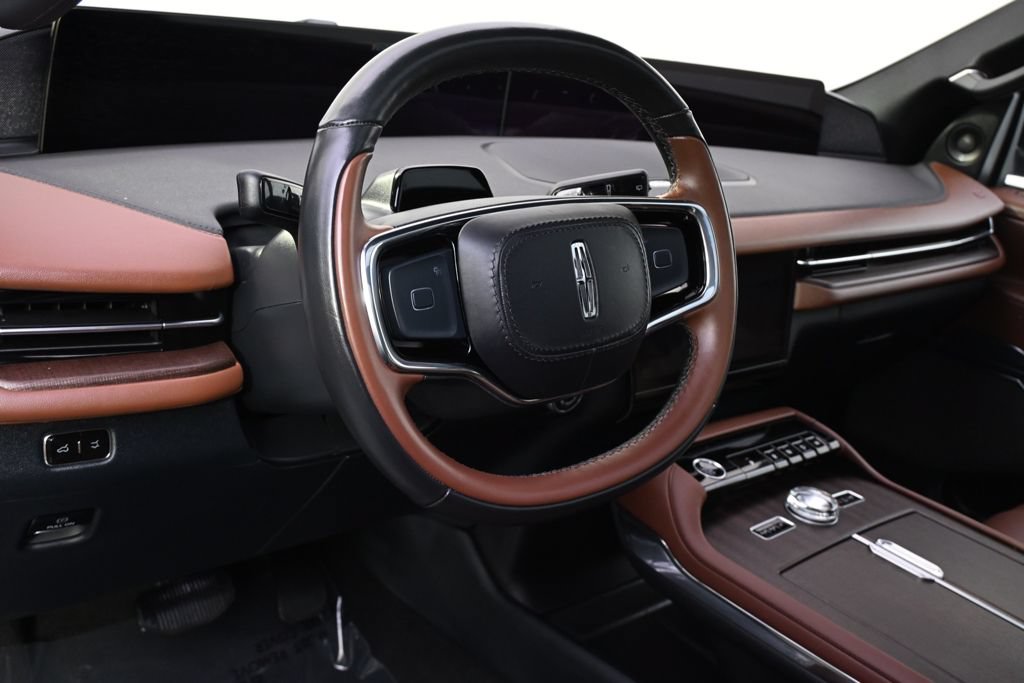 Used 2025 Lincoln Navigator Reserve AWD/4WD image 11
