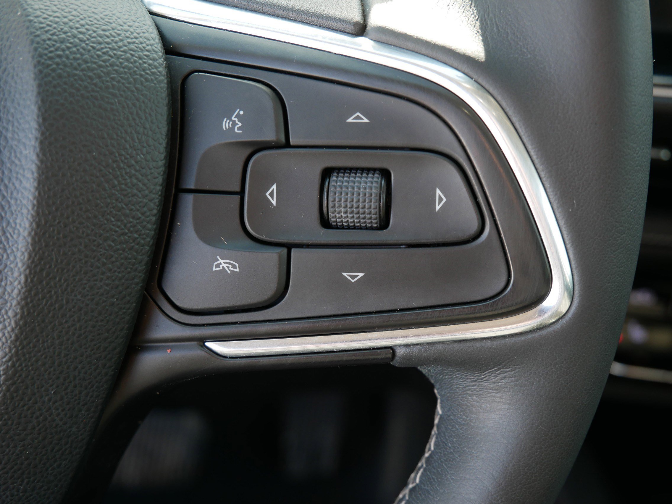 Used 2021 Buick Envision Essence w/ Technology Package I image 29