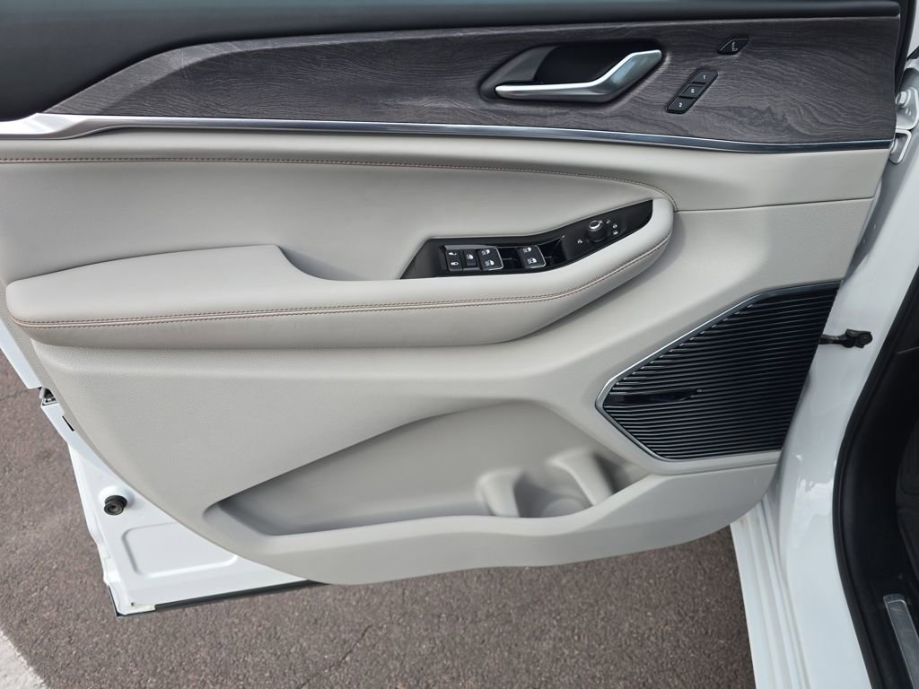 Used 2022 Jeep Grand Cherokee Overland w/ Advanced Protech Group III image 12