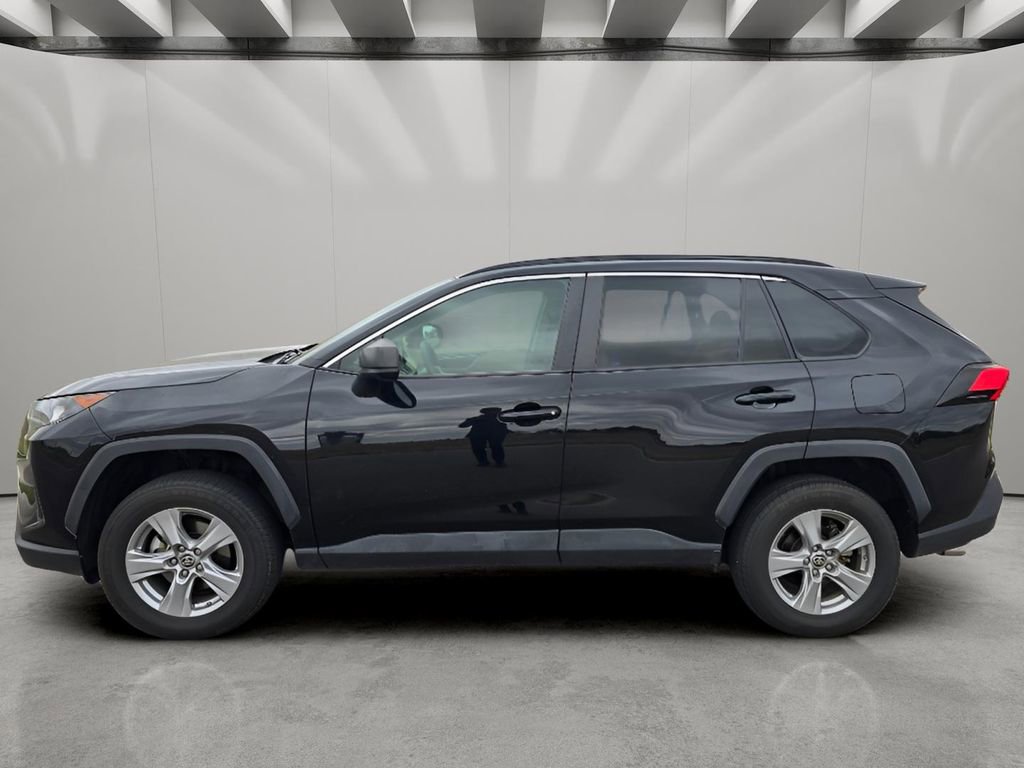 Used 2022 Toyota RAV4 LE AWD/4WD image 2