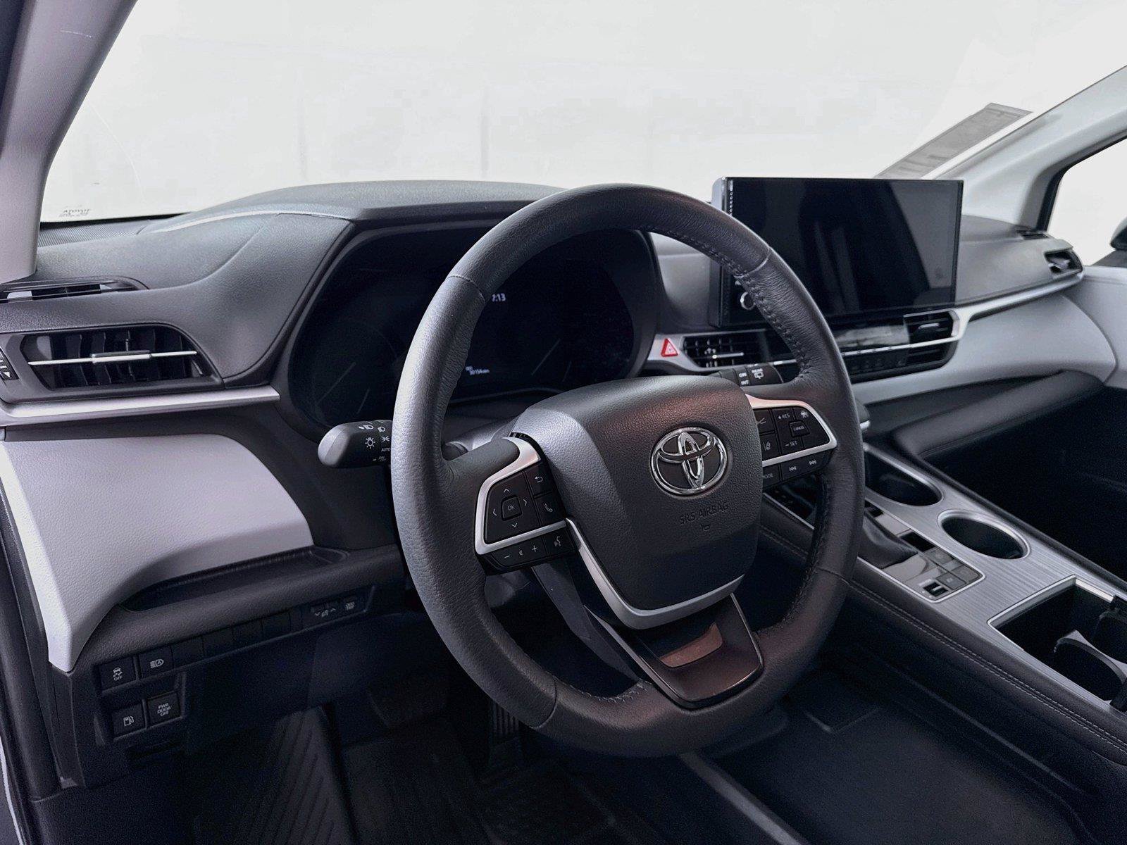 Certified 2025 Toyota Sienna XLE FWD image 4