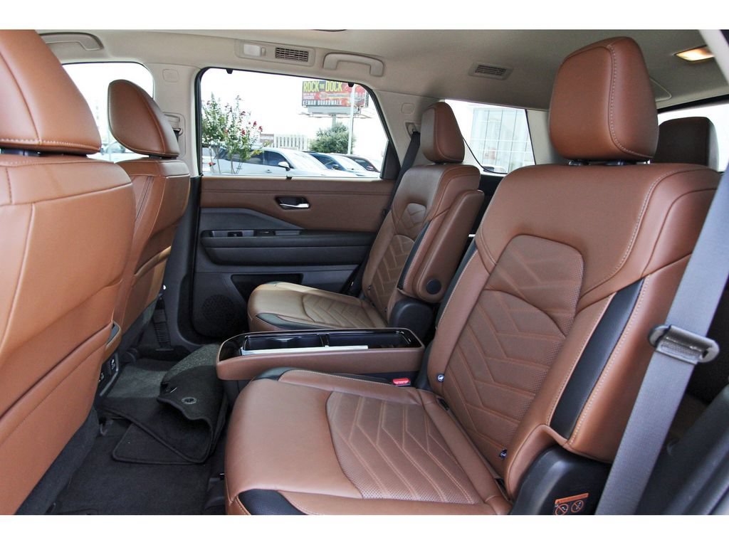 Used 2024 Nissan Pathfinder Platinum FWD image 16