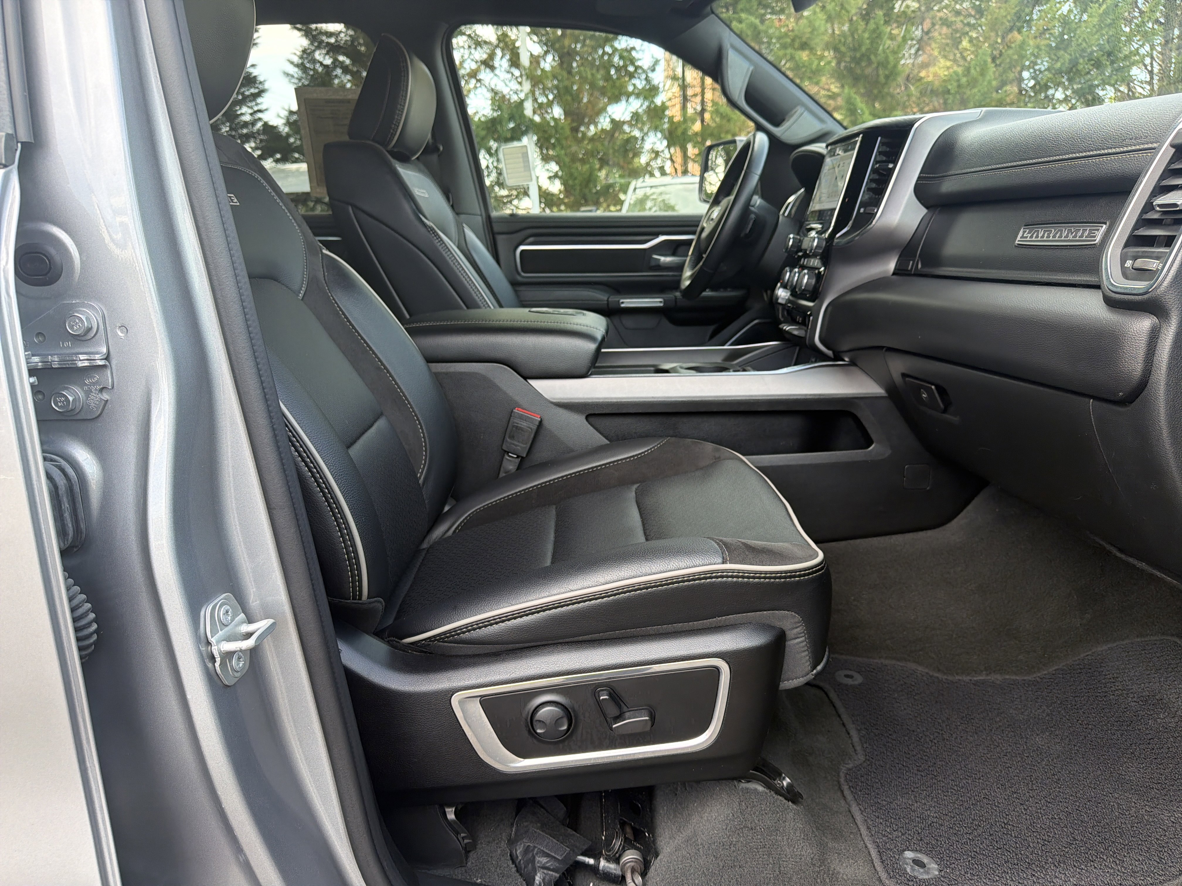 Used 2024 RAM 1500 Laramie image 32