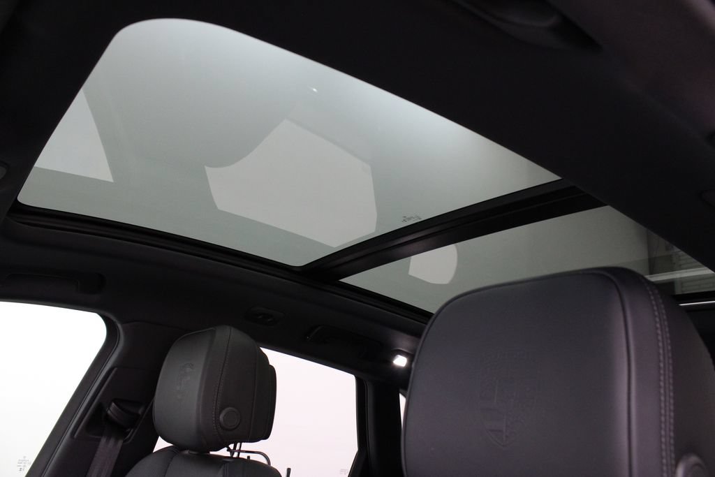 Certified 2023 Porsche Macan AWD/4WD image 21