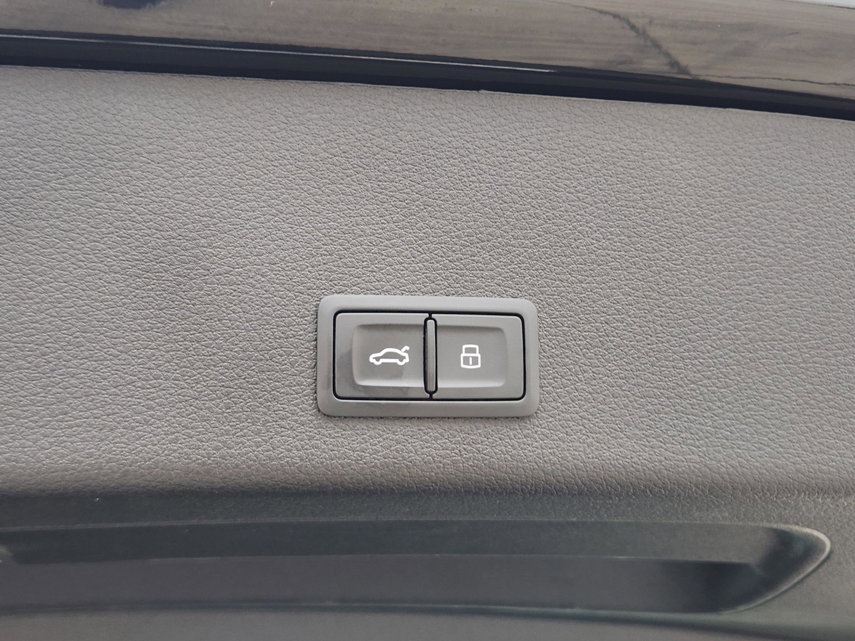 Used 2019 Audi e-tron Prestige w/ Prestige Package image 30