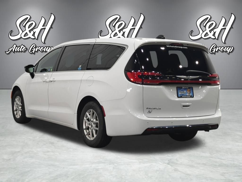 Used 2025 Chrysler Pacifica Select image 17
