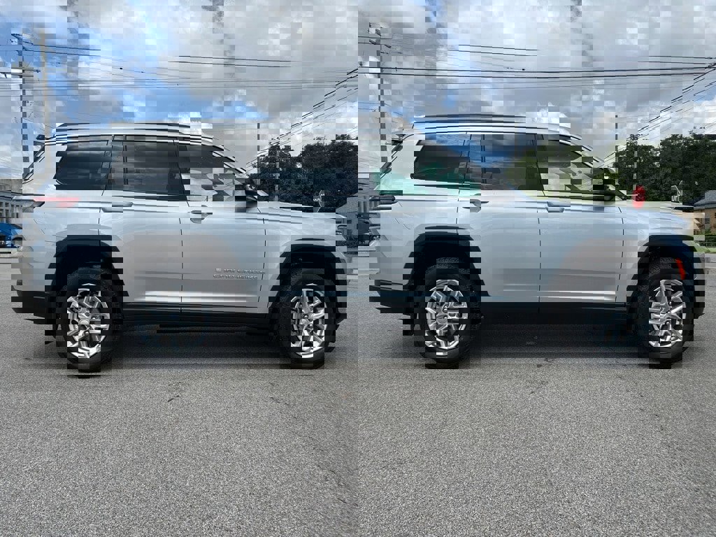 New 2025 Jeep Grand Cherokee L Laredo w/ Trailer Tow Package image 4