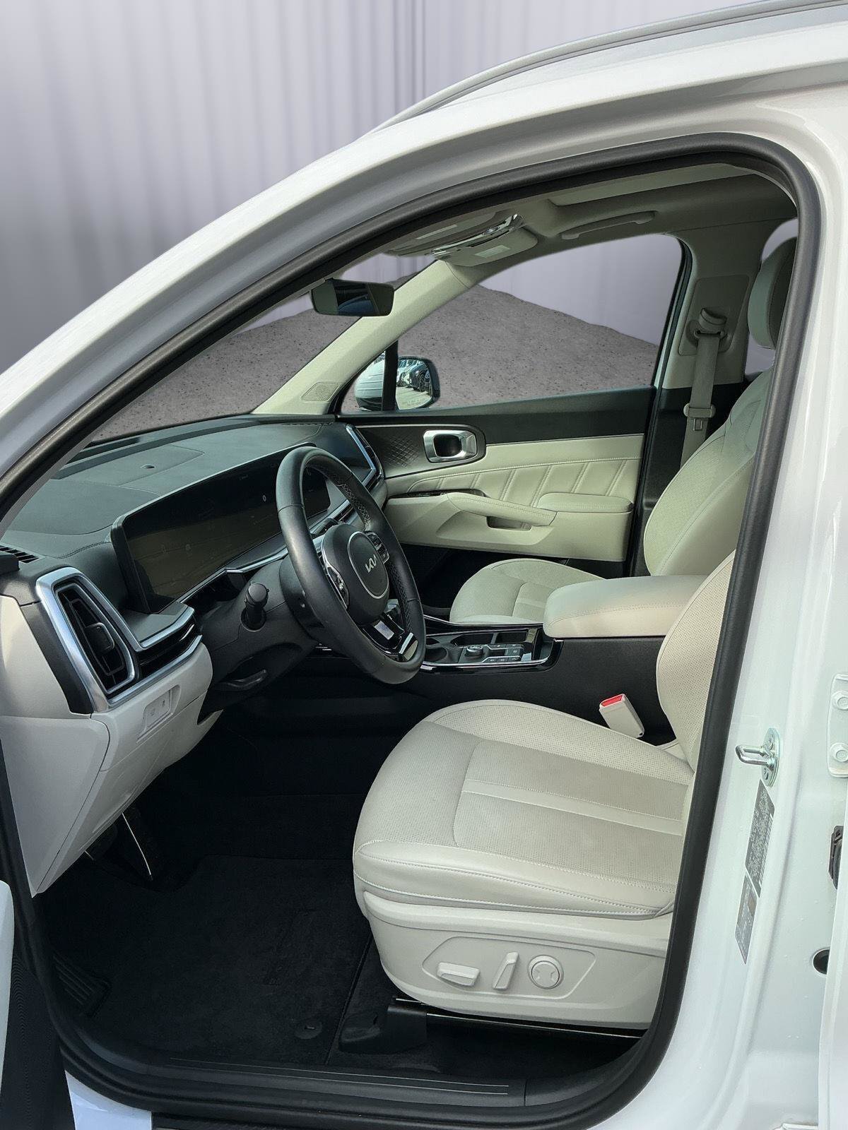 Used 2025 Kia Sorento SX FWD image 16