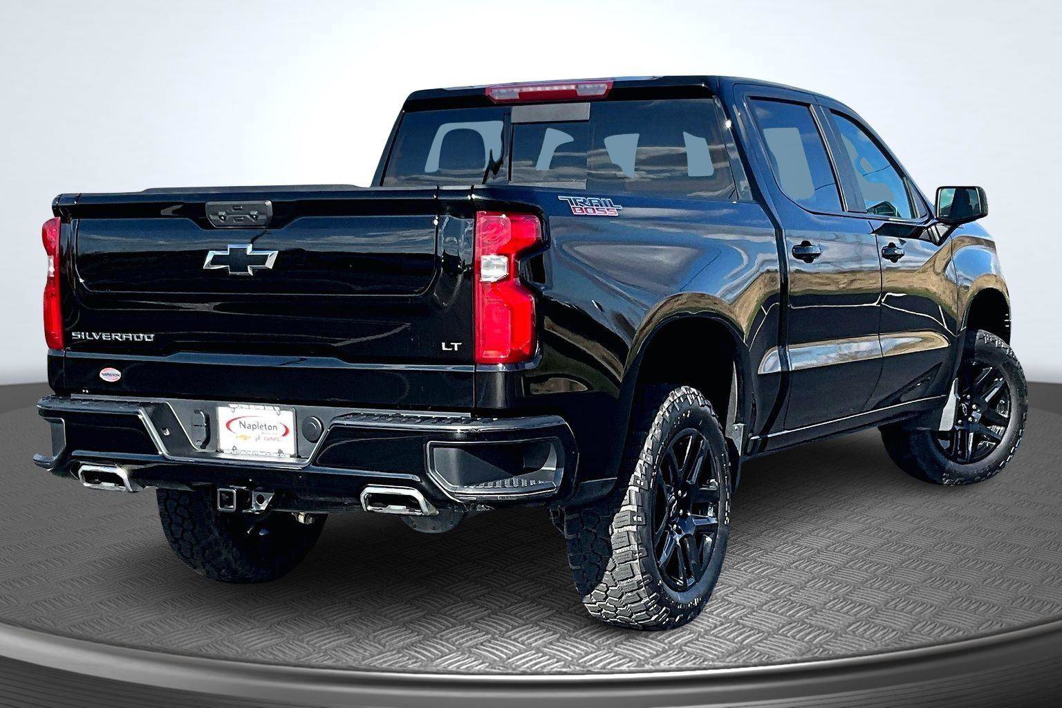 Used 2024 Chevrolet Silverado 1500 LT Trail Boss w/ Convenience Package II AWD/4WD image 2