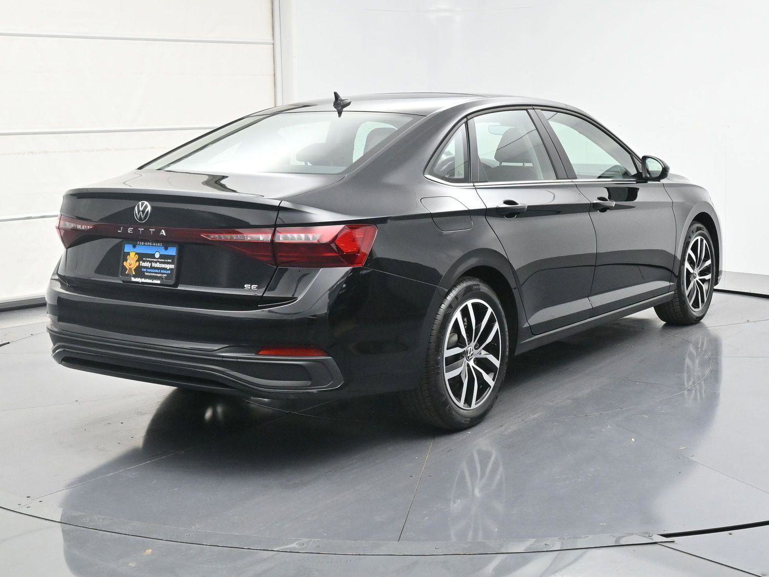 Certified 2025 Volkswagen Jetta SE w/ Sunroof Package image 23