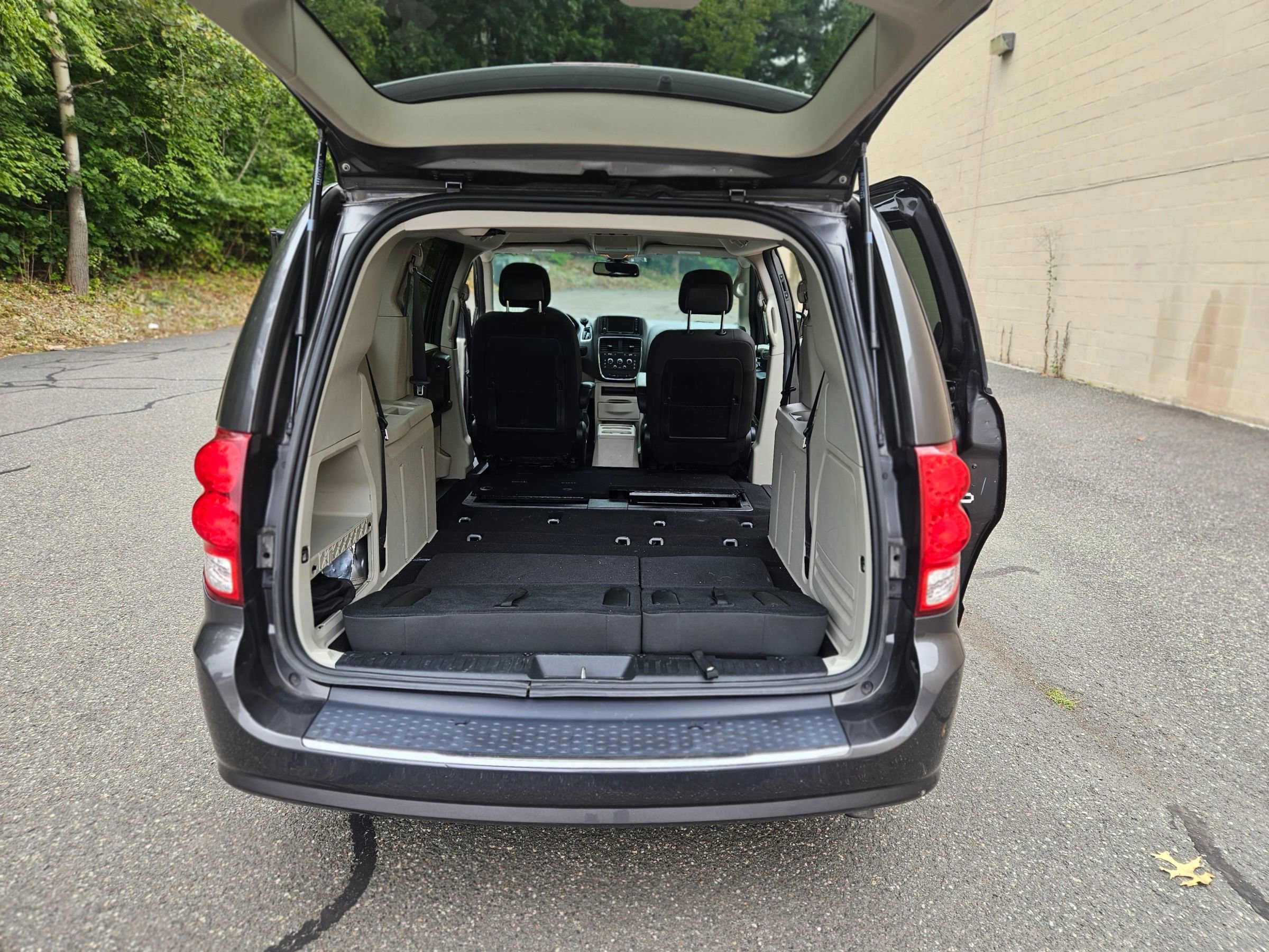 Used 2019 Dodge Grand Caravan SE w/ UConnect Hands-Free Group image 23