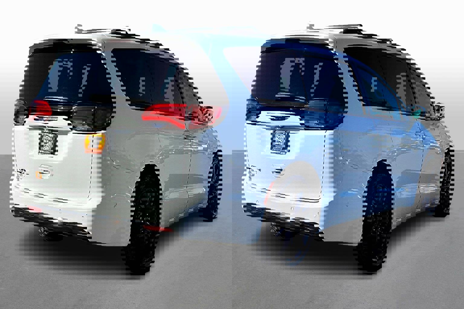 Used 2020 Chrysler Pacifica Touring-L w/ Advanced Safetytec Group image 2