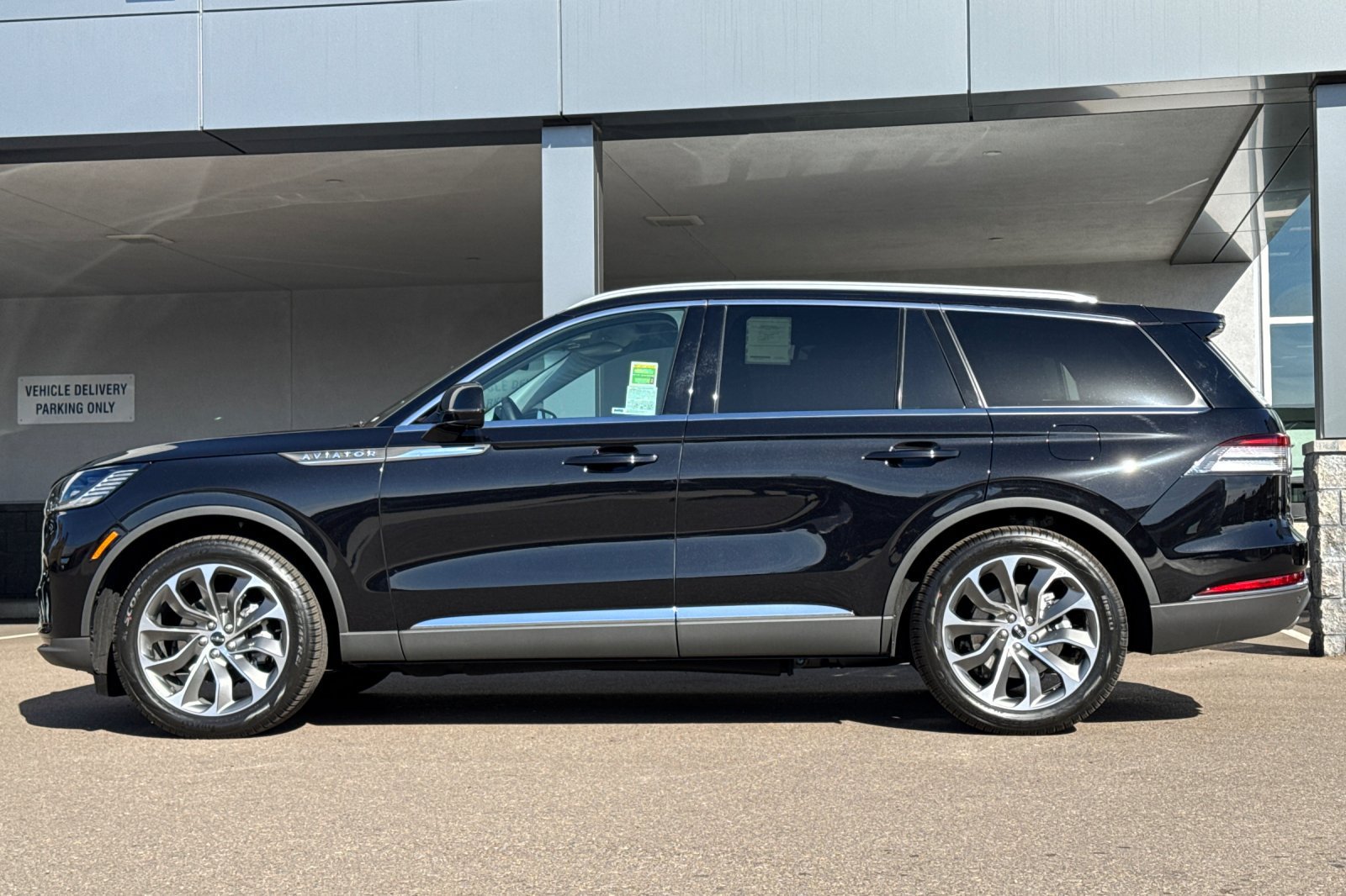 New 2025 Lincoln Aviator Reserve w/ Luxury Package RWD image 6