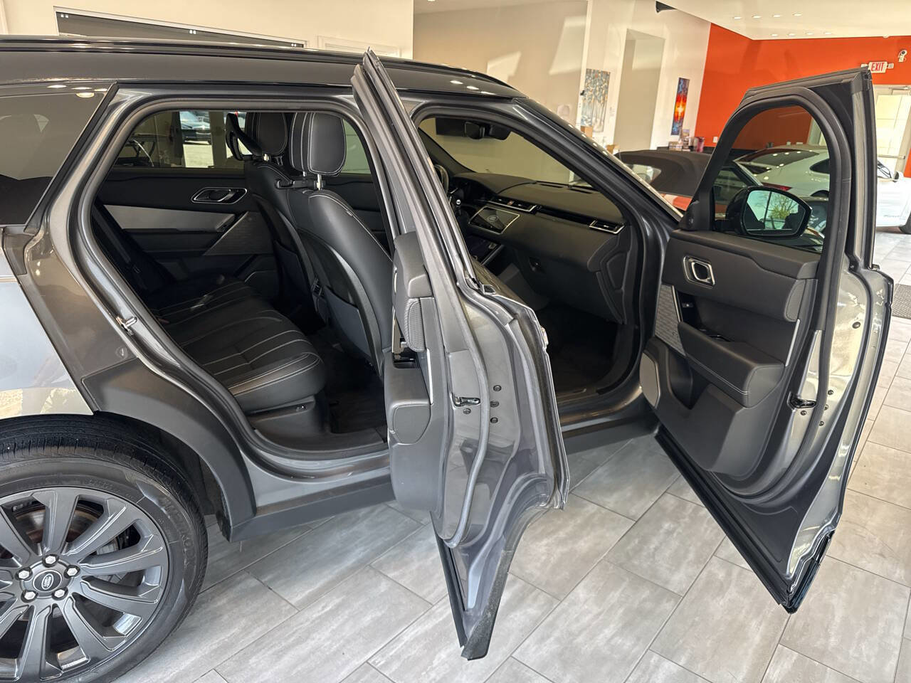 Used 2019 Land Rover Range Rover Velar R-Dynamic SE image 18