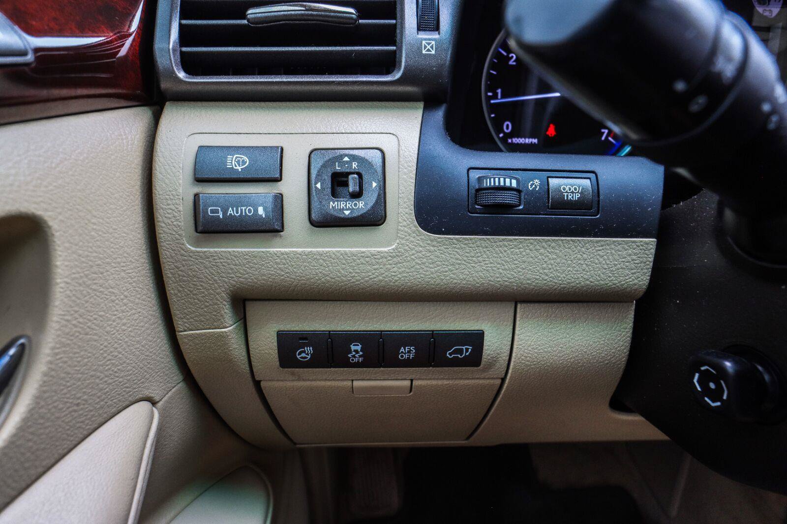 Used 2011 Lexus LX 570 4WD w/ Luxury Pkg image 41