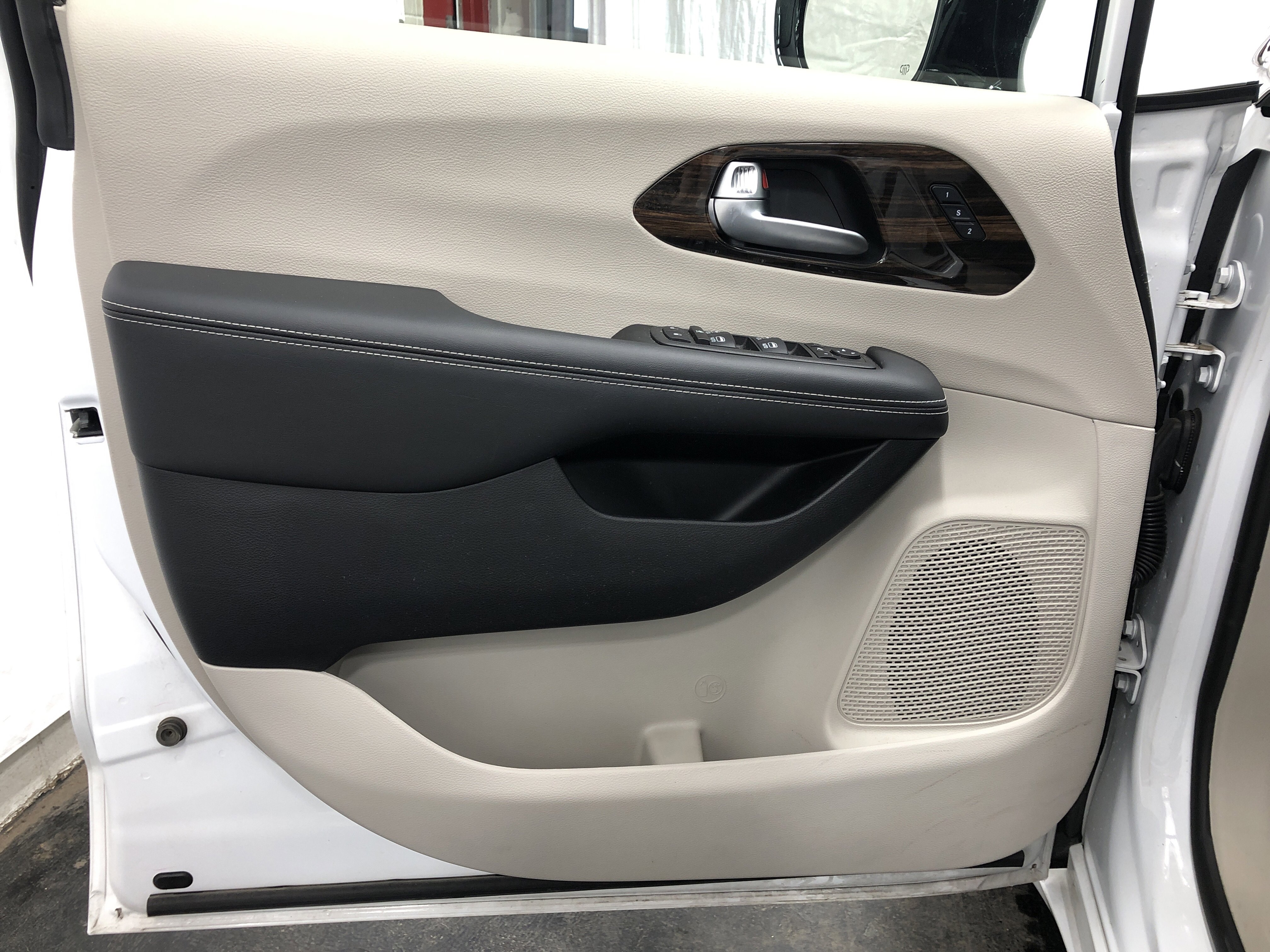Certified 2024 Chrysler Pacifica Limited FWD image 20