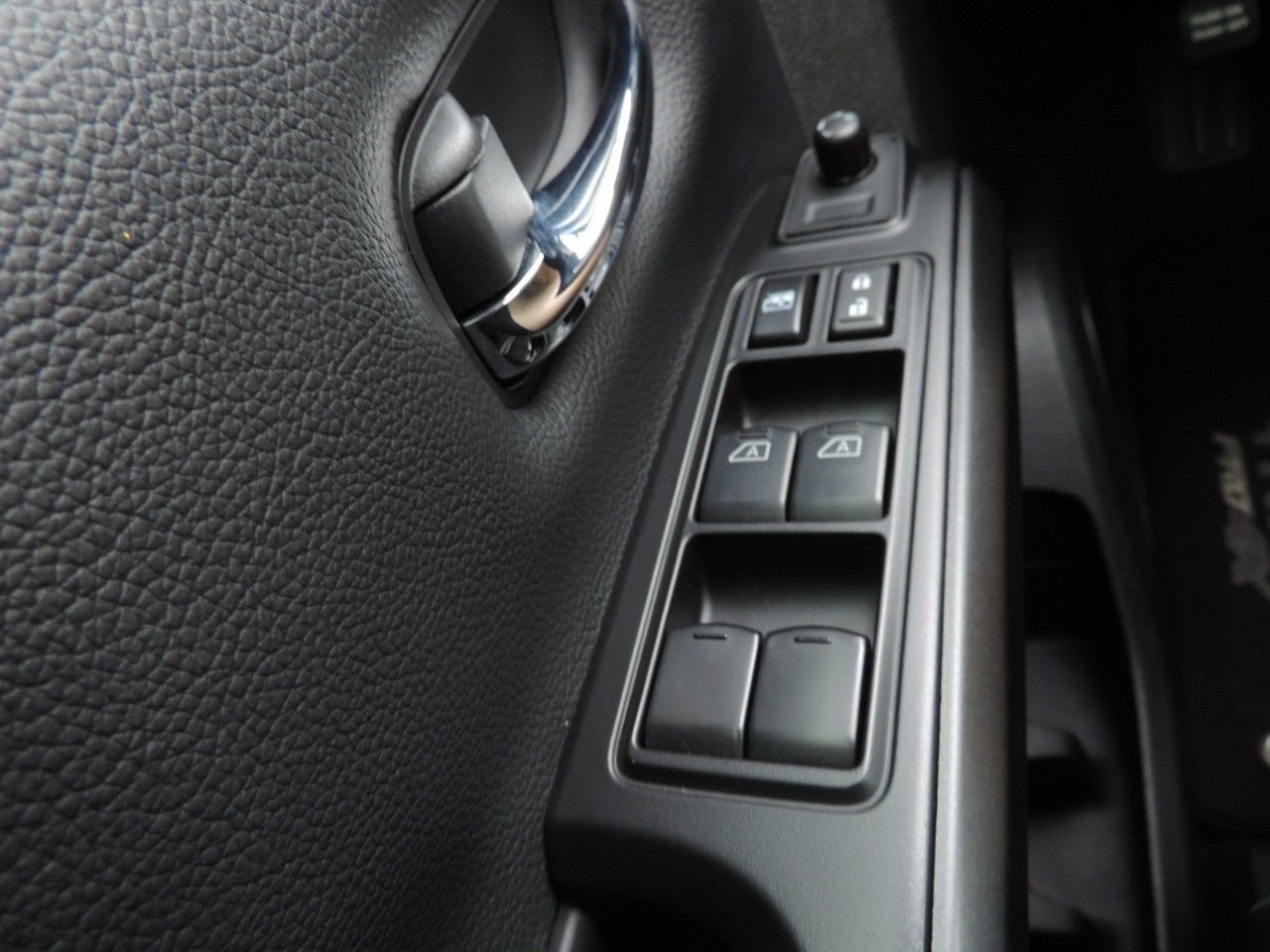 Used 2023 Nissan Titan PRO-4X image 26