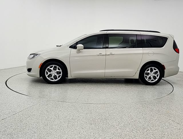 Used 2017 Chrysler Pacifica Touring-L w/ Tire & Wheel Group FWD image 8