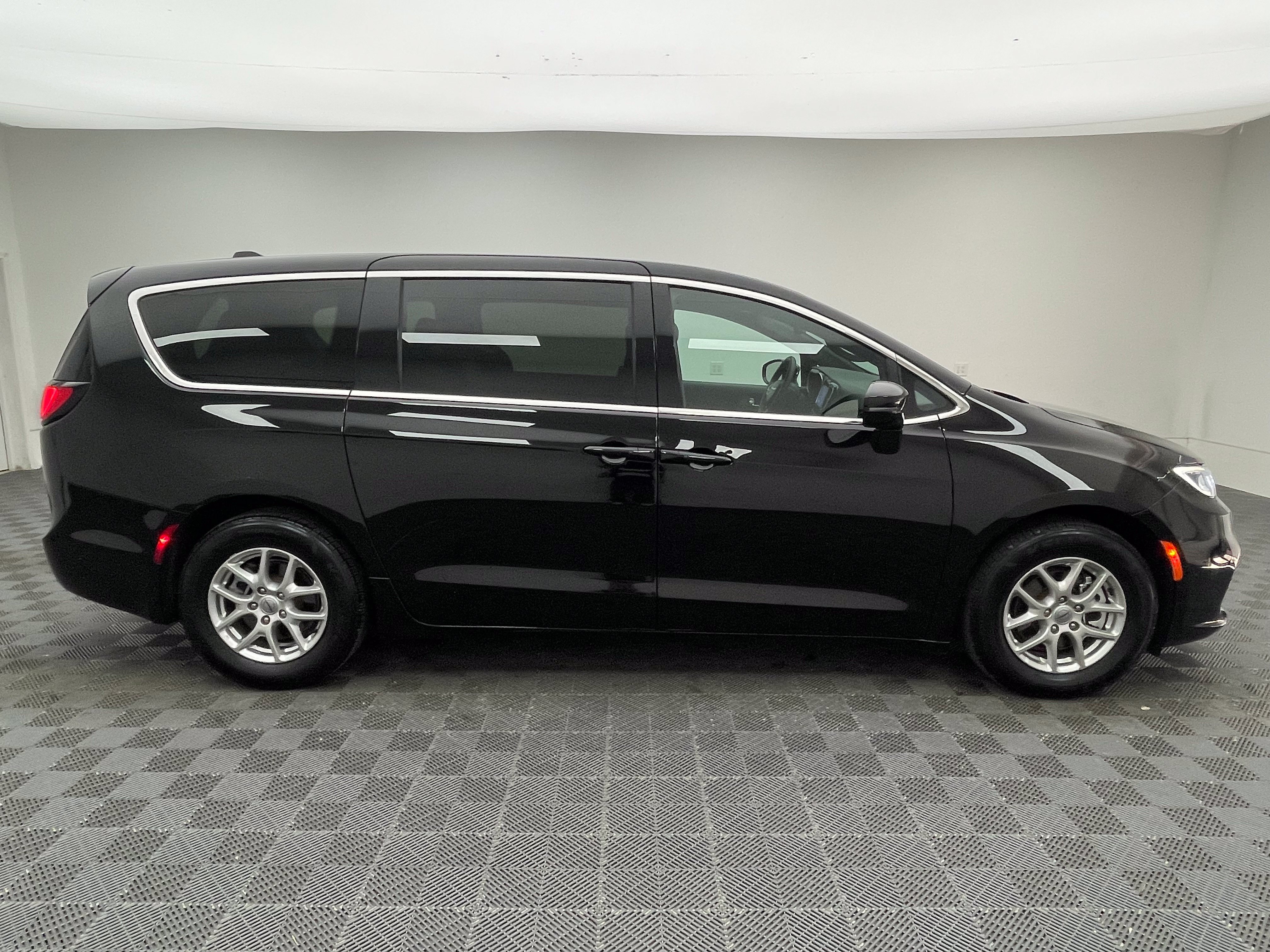 Used 2025 Chrysler Pacifica Select FWD image 6