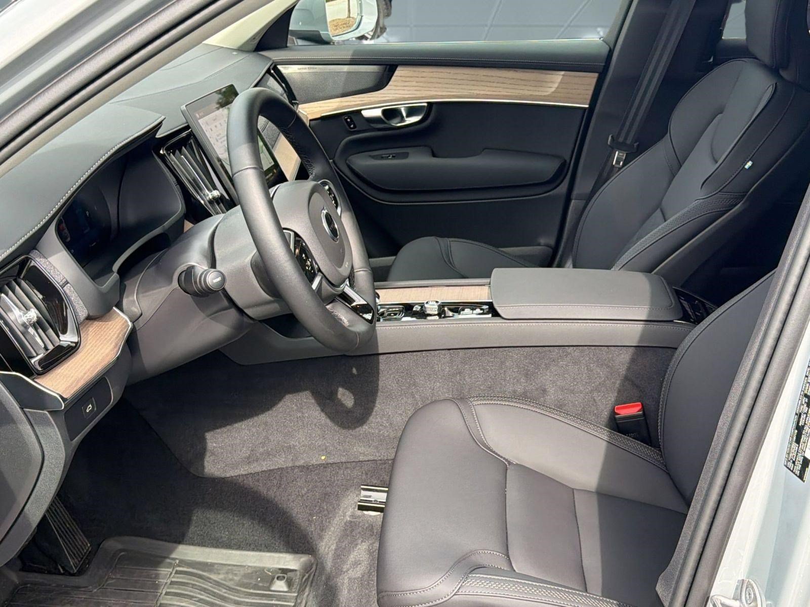 Certified 2025 Volvo XC90 B5 Plus AWD/4WD image 5