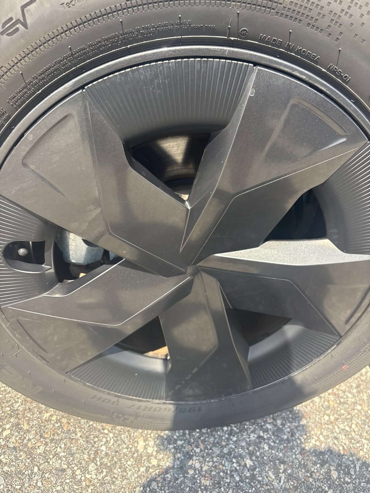Used 2024 Toyota Prius LE FWD image 9