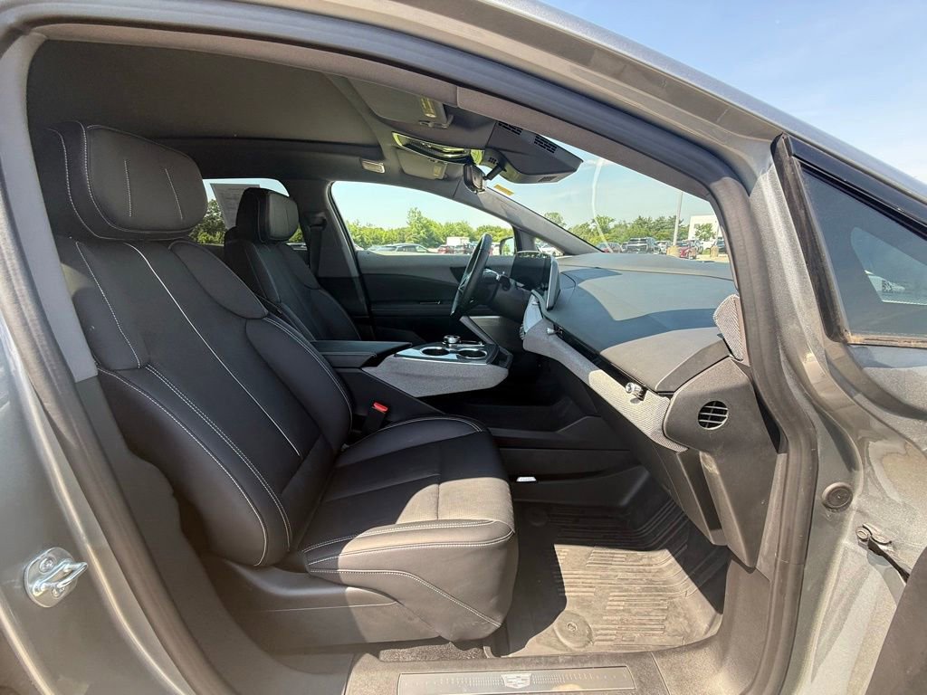 Certified 2025 Cadillac Optiq Sport 2 w/ LPO, Floor Liner Package AWD/4WD image 34