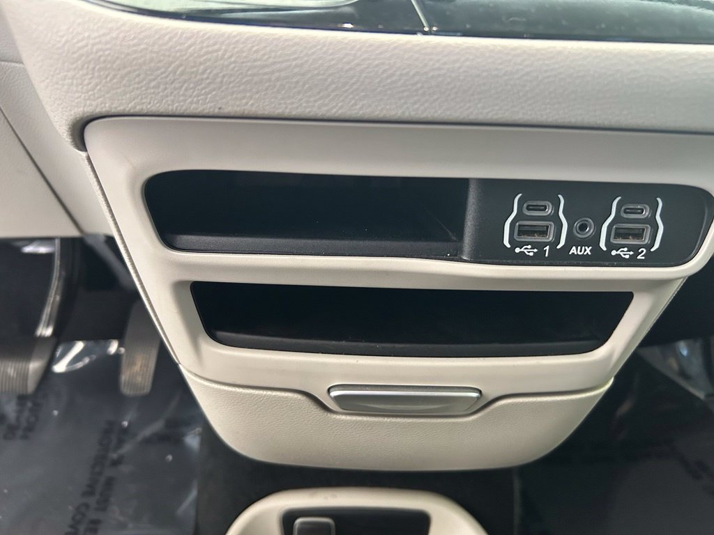 Used 2024 Chrysler Pacifica Touring-L FWD image 47