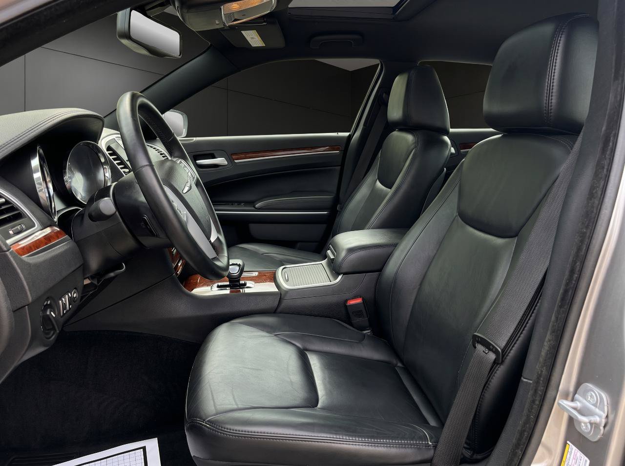 Used 2014 Chrysler 300 RWD image 9
