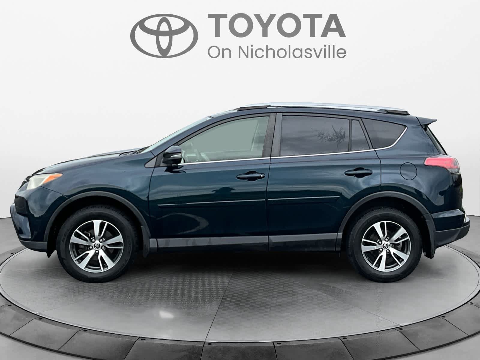 Used 2018 Toyota RAV4 XLE AWD/4WD image 2