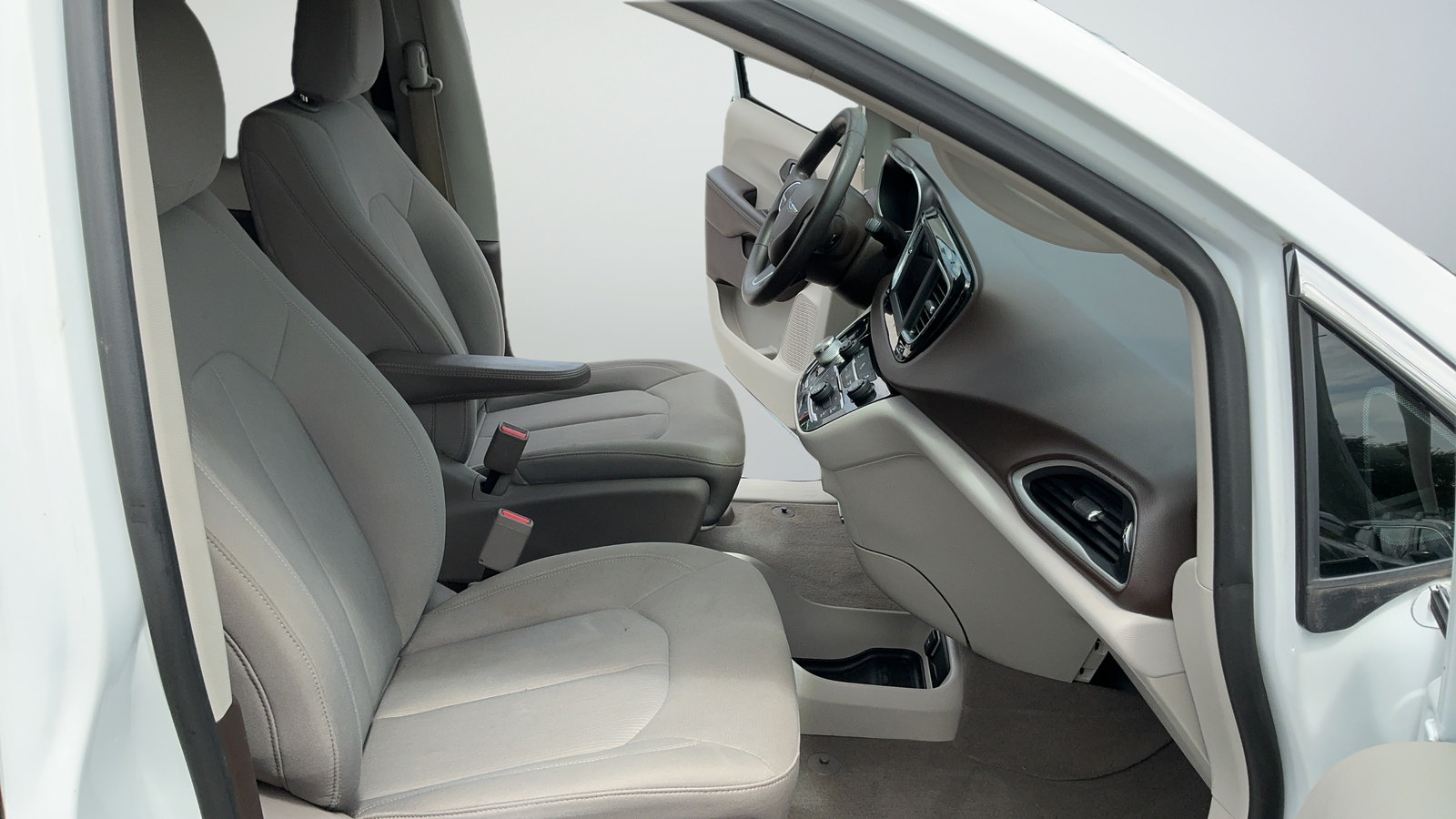 Used 2019 Chrysler Pacifica LX FWD image 43