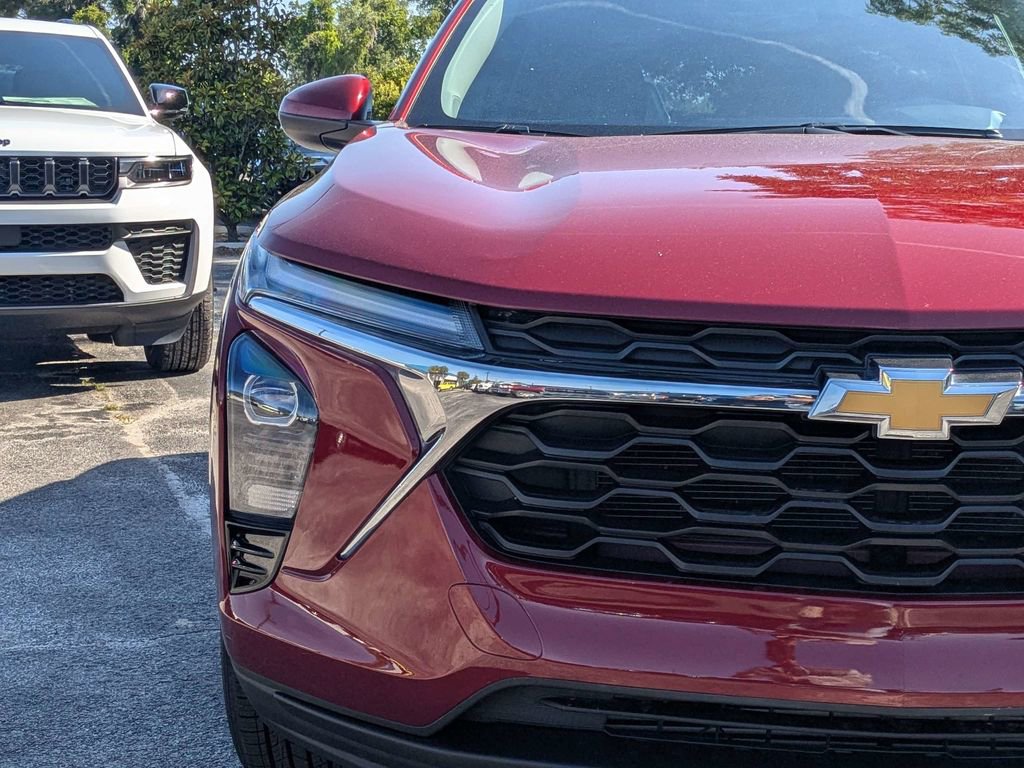 Used 2025 Chevrolet Trax LT FWD image 9