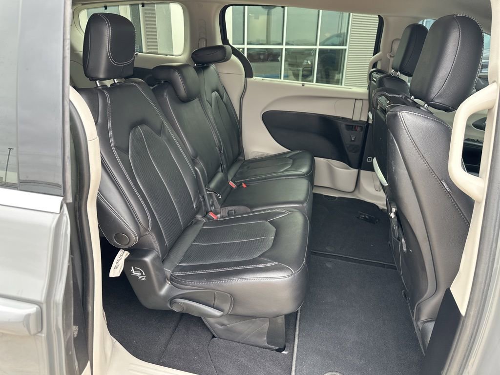 Used 2022 Chrysler Pacifica Touring-L w/ Uconnect Theater Family Group image 35