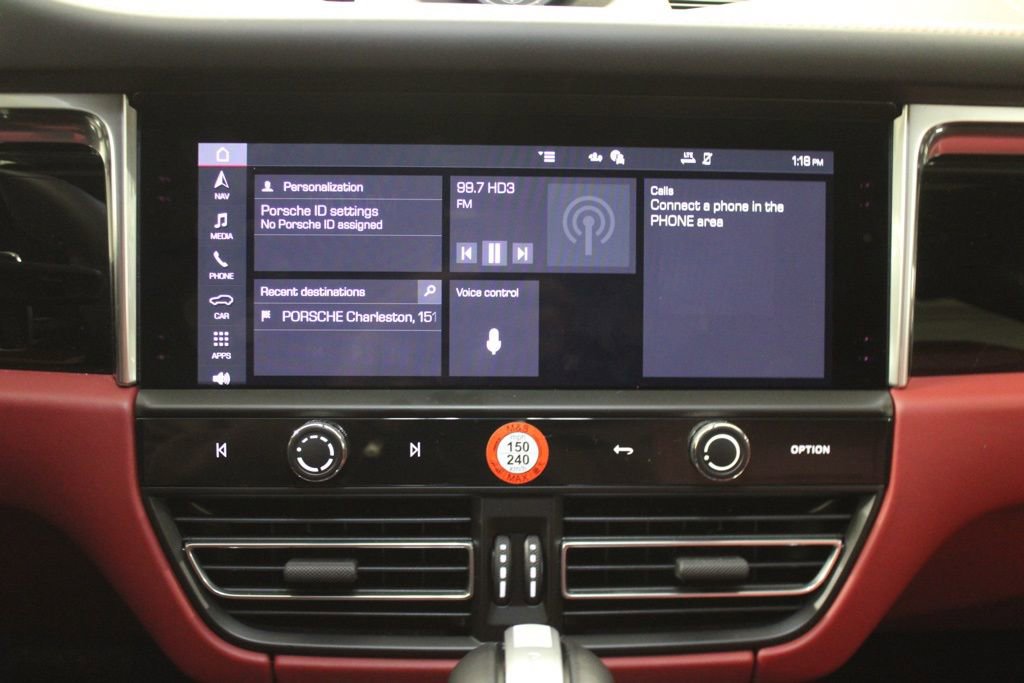 Certified 2025 Porsche Macan AWD/4WD image 29