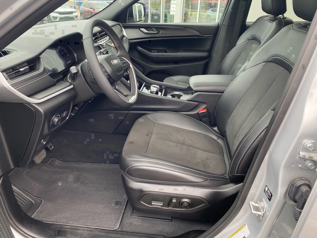 Used 2024 Jeep Grand Cherokee Altitude image 9