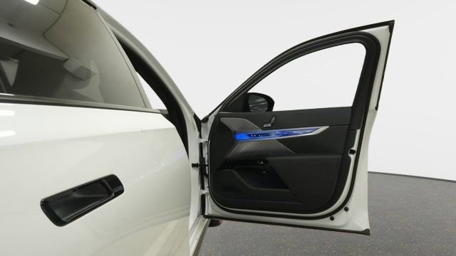 Certified 2024 BMW i7 M70 image 25