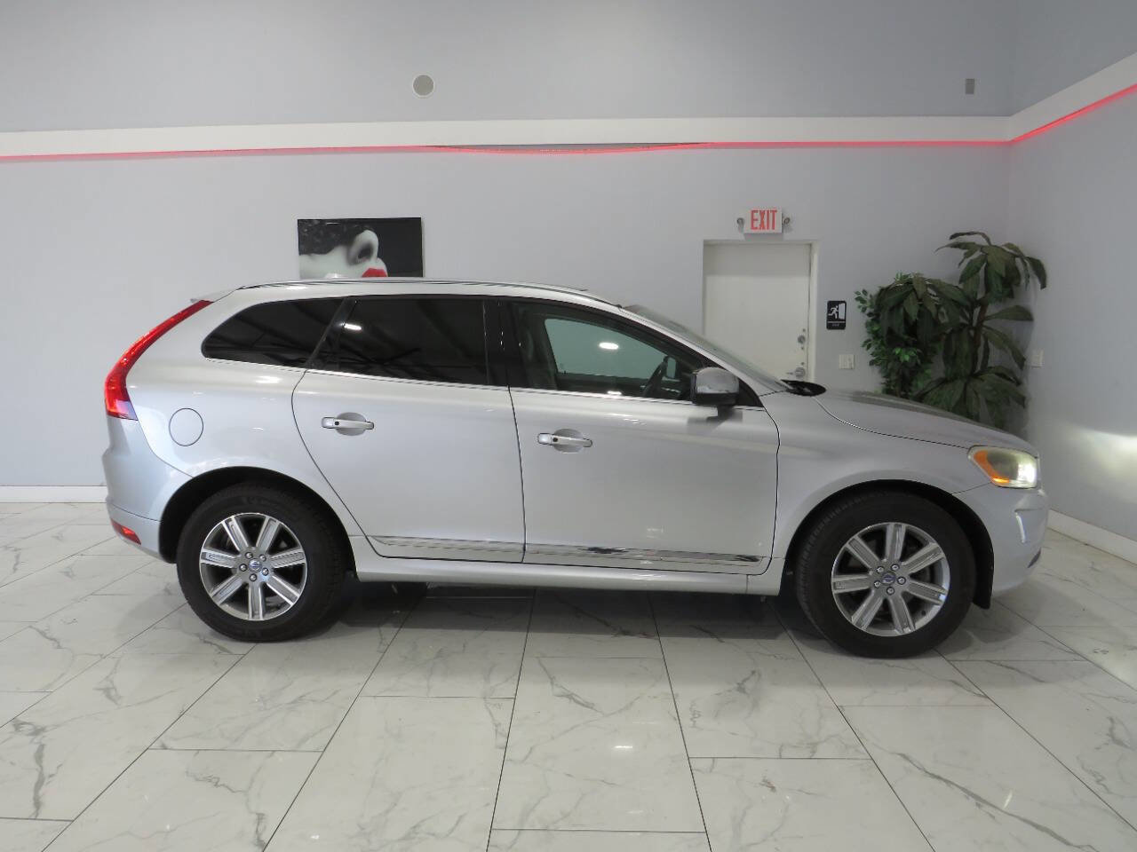 Used 2017 Volvo XC60 T5 Inscription w/ Advanced Package FWD image 2