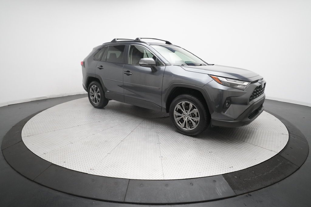 Used 2022 Toyota RAV4 XLE Premium AWD/4WD image 36