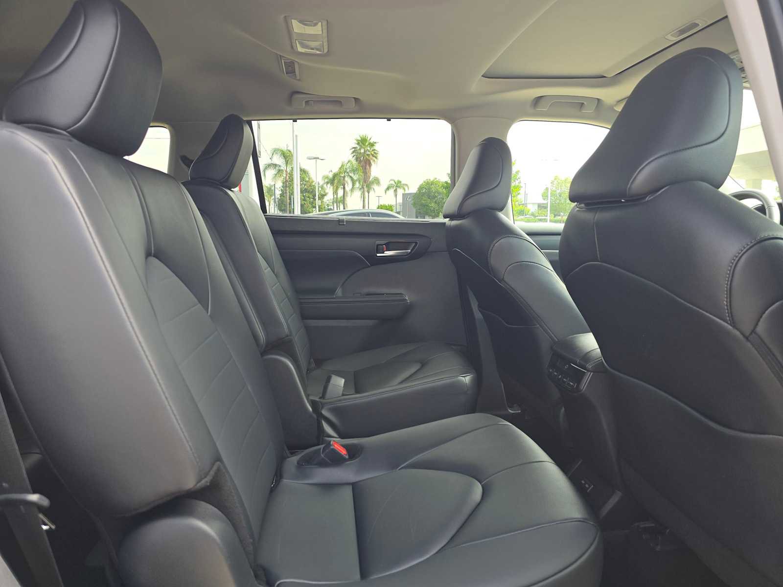 Certified 2025 Toyota Highlander XLE FWD image 12