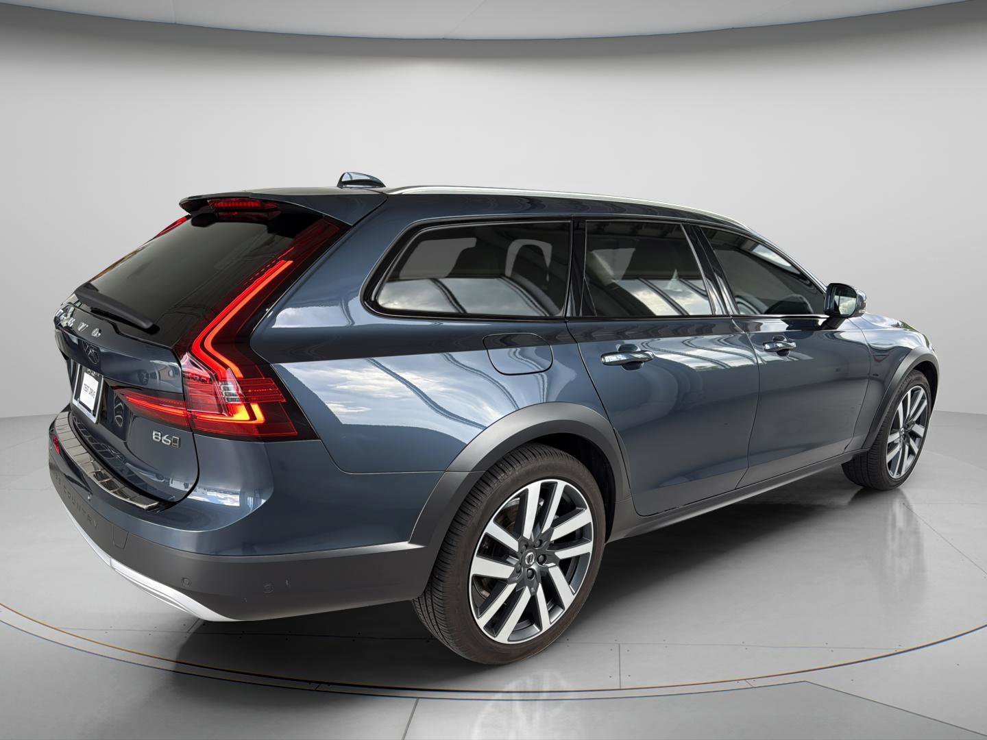 Used 2025 Volvo V90 B6 Cross Country Ultra AWD/4WD image 5