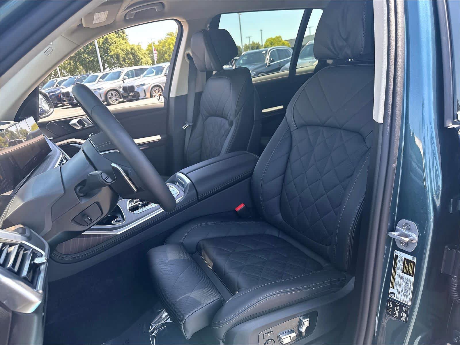 Used 2025 BMW X7 xDrive40i w/ Premium Package AWD/4WD image 23