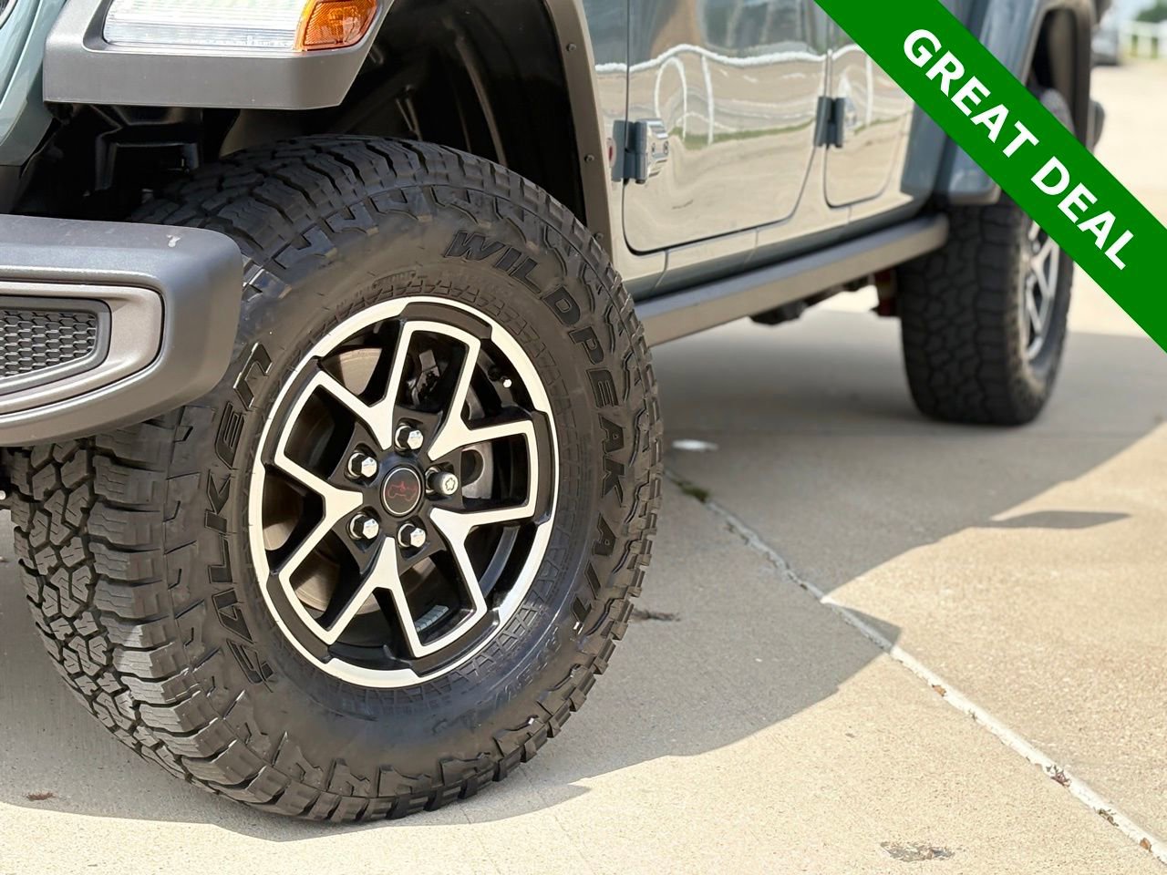 Used 2025 Jeep Gladiator Rubicon w/ Convenience Group AWD/4WD image 13