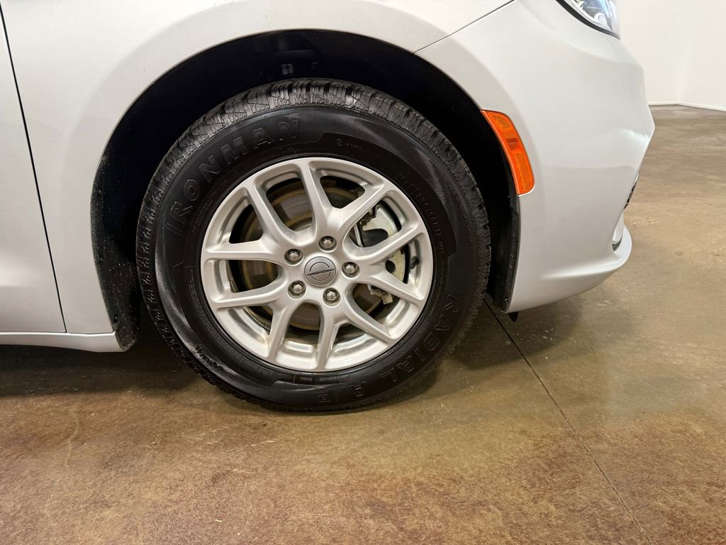Used 2024 Chrysler Pacifica Touring-L image 91