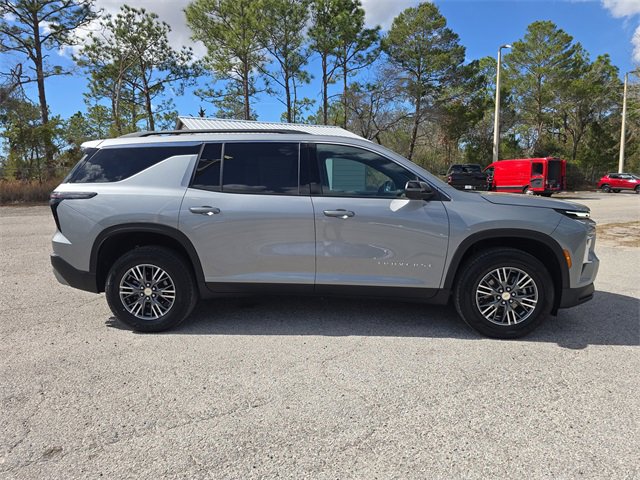 Used 2024 Chevrolet Traverse LT image 3
