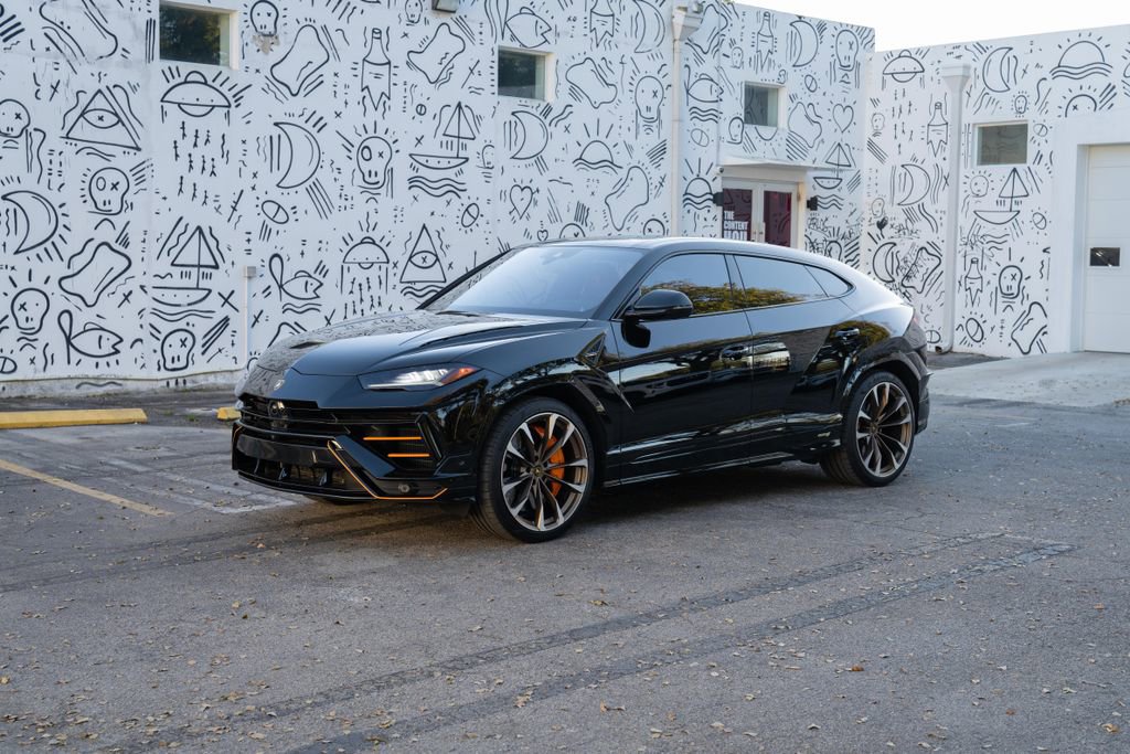 Used 2024 Lamborghini Urus S image 1