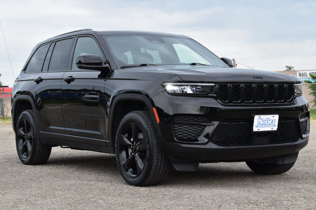Used 2023 Jeep Grand Cherokee Altitude AWD/4WD image 3